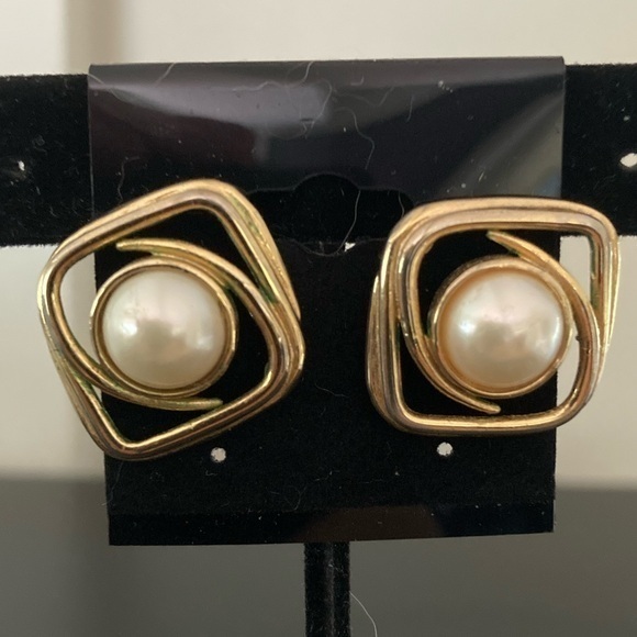 Golden earrings with pearly centers. - Picture 1 of 2